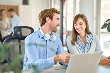 Başlangıç Ofis, birlikte çalışan iki kişi