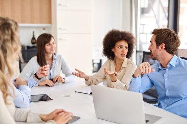 Grup ofiste poz çok etnik iş adamları. Takımda bir toplantı onların Office başlatmak
