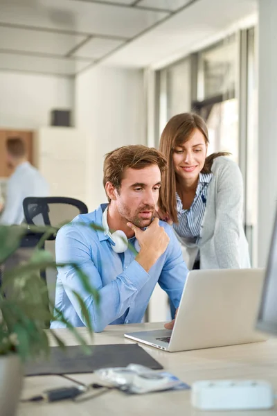 Deux Personnes Dans Bureau Démarrage Travaillant Ensemble — Photo