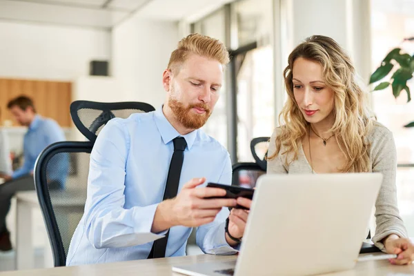 Two Colleagues Working Office Showing Something Her His Smartphone — Stock Photo, Image