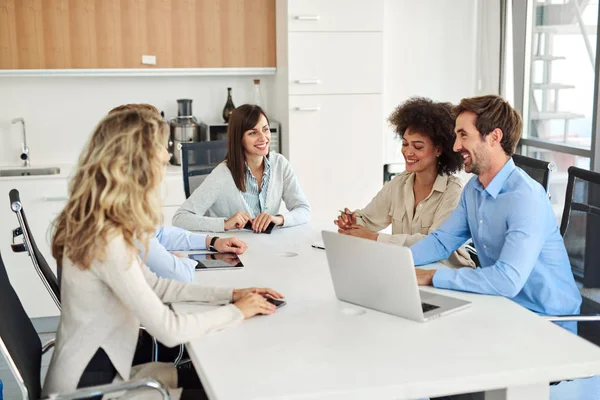 Grupo Empresarios Multiétnicos Posando Cargo Equipo Puesta Marcha Una Reunión — Foto de Stock