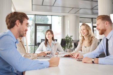 Grup ofiste poz çok etnik iş adamları. Takımda bir toplantı onların Office başlatmak