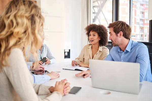 Grupo Empresários Multi Étnicos Posando Escritório Iniciar Equipe Uma Reunião — Fotografia de Stock