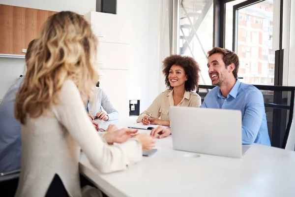 Grupo Empresários Multi Étnicos Posando Escritório Iniciar Equipe Uma Reunião — Fotografia de Stock