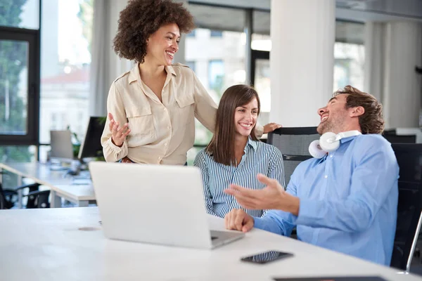 Sonriendo Compañeros Trabajo Hablando Entre Oficina Portátil Mesa Concepto Creación — Foto de Stock