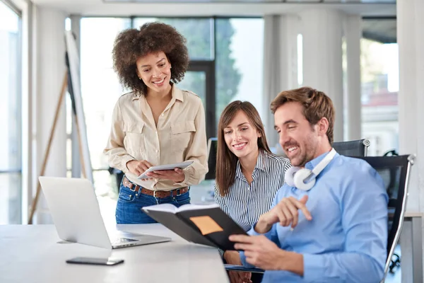 Alegre Grupo Compañeros Trabajo Mirando Agenda Desarrollo Plan Negocios Interior — Foto de Stock