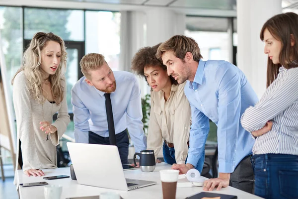 Piccolo Gruppo Uomini Affari Piedi Ufficio Guardando Computer Portatile Sviluppo — Foto Stock