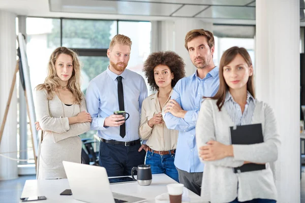 Grupo Empresarios Multiétnicos Posando Cargo Concepto Creación Empresas — Foto de Stock