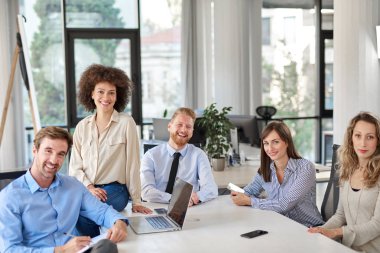 Küçük grup iş adamları ofiste poz. İş kavramı başlatın. Çok etnik grup.