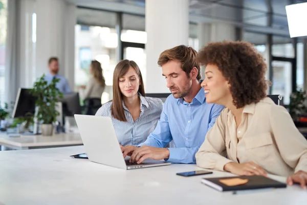 Compañeros Trabajo Sentados Mesa Resolviendo Problemas Hombre Usando Ordenador Portátil — Foto de Stock