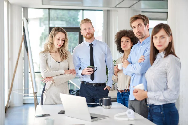 Piccolo Gruppo Uomini Affari Piedi Posa Ufficio Avviare Concetto Business — Foto Stock