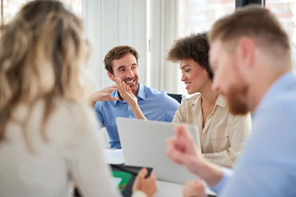 Pequeño Grupo Gente Negocios Sentados Mesa Teniendo Reunión Grupo Multicultural — Foto de Stock