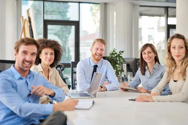 Pequeño Grupo Empresarios Posando Cargo Iniciar Concepto Negocio Grupo Multiétnico — Foto de Stock