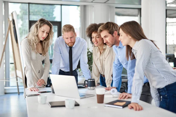Küçük grup ofiste ayakta ve toplantıda problem çözme iş adamları. Çok kültürel grubunu.