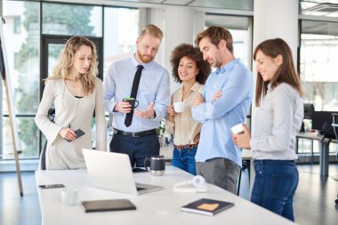 Küçük grup ofiste ayakta ve toplantıda problem çözme iş adamları. Çok kültürel grubunu.