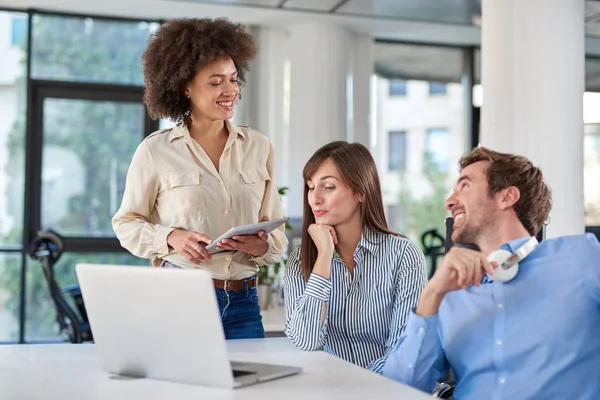 Tres Colegas Charlando Oficina Portátil Escritorio Concepto Creación Empresas — Foto de Stock