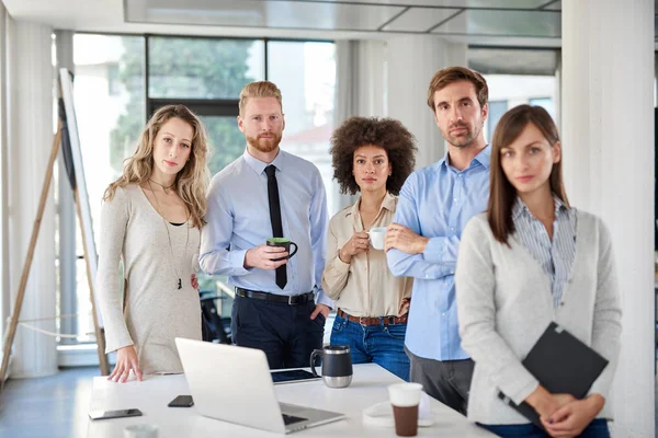 Piccolo Gruppo Uomini Affari Piedi Posa Ufficio Avviare Concetto Business — Foto Stock