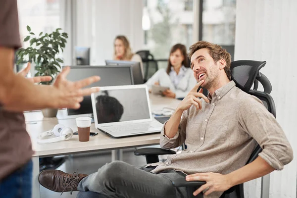 Sonriente Ceo Caucásico Sentado Oficina Hablando Con Empleado Fondos Empleados — Foto de Stock