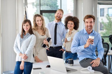 Neşeli grup iş adamları ofiste poz. Çok kültürlü grubu. İş kavramı başlatmak.