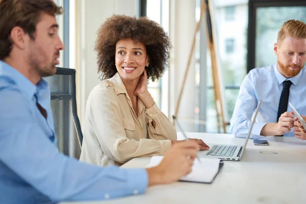 Mixed Race Woman Listening Coworker Using Laptop While Sitting Table — Stock Photo, Image