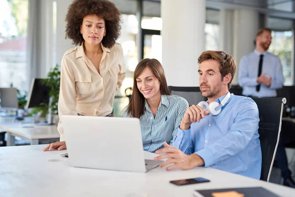 Colegas Mirando Computadora Portátil Ayudándose Mutuamente Para Resolver Problema Interior — Foto de Stock