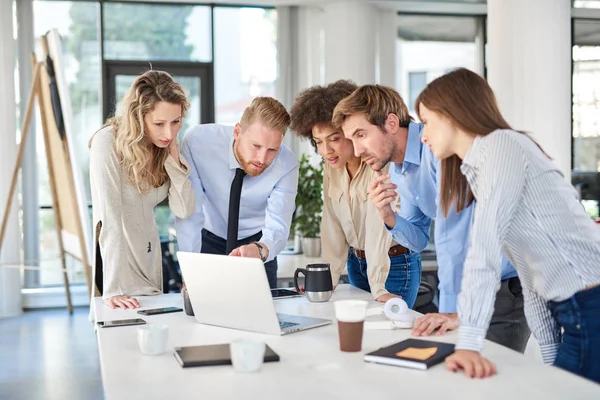 Piccolo Gruppo Uomini Affari Piedi Ufficio Risolvere Problema Alla Riunione — Foto Stock