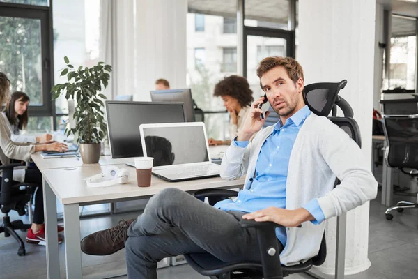 Vellykket Administrerende Direktør Med Alvorlig Ansiktsuttrykk Som Snakker Telefonen Mens – stockfoto