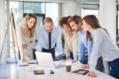 Küçük grup ofiste ayakta ve toplantıda problem çözme iş adamları. Çok kültürel grubunu.