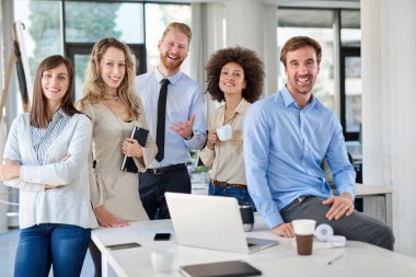 Neşeli grup iş adamları ofiste poz. Çok kültürlü grubu. İş kavramı başlatmak.