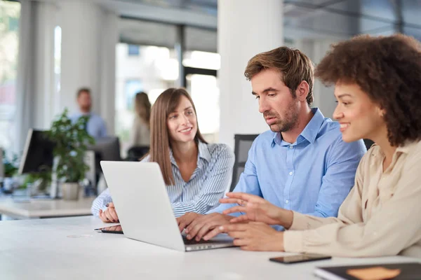 Compañeros Trabajo Sentados Mesa Resolviendo Problemas Hombre Usando Ordenador Portátil — Foto de Stock