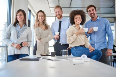 Neşeli grup iş adamları ofiste poz. Çok kültürlü grubu. İş kavramı başlatmak.