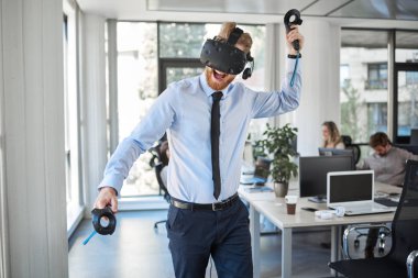 Çalışan resmi aşınmaya Vr teknolojisi ofiste çalışıyor. İçinde çalışan diğer işçilerin arka plan.