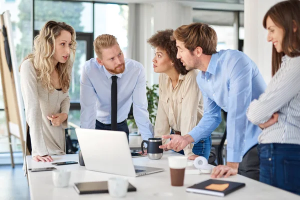 Liten Grupp Affärsmän Stående Kontoret Och Lösa Problem Vid Möte — Stockfoto