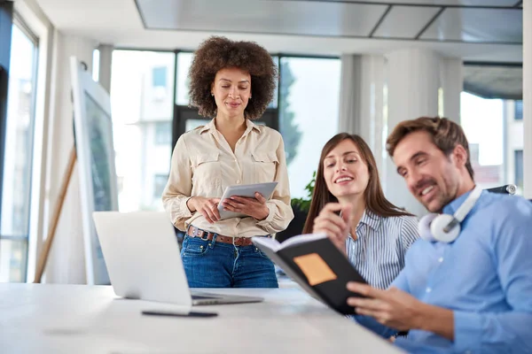 Tres Colegas Mirando Orden Del Día Asignando Tareas Grupo Multicultural — Foto de Stock