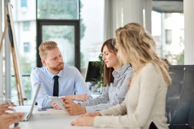 Küçük grup masada oturan ve toplantı olan iş adamları. Çok kültürel grubunu.