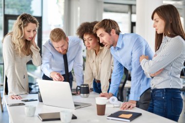 Küçük grup ofiste ayakta ve toplantıda problem çözme iş adamları. Çok kültürel grubunu.