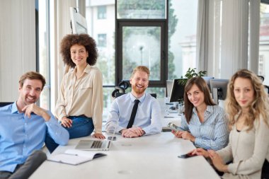 Küçük grup iş adamları ofiste poz. İş kavramı başlatın. Çok etnik grup.