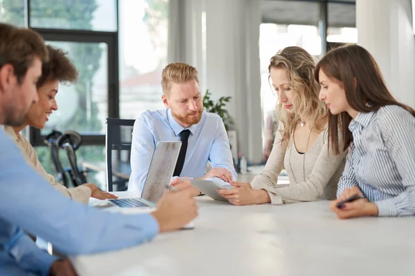 Pequeño Grupo Gente Negocios Sentados Mesa Teniendo Reunión Grupo Multicultural — Foto de Stock