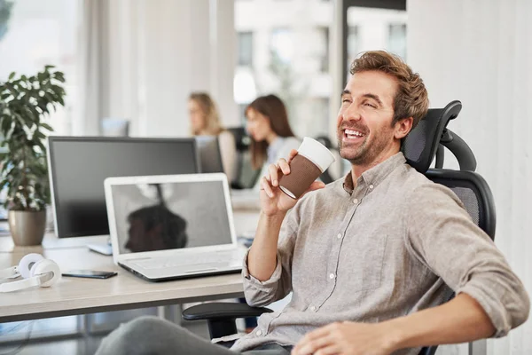 Glimlachend Succesvolle Ceo Gesprek Met Werknemer Drinken Koffie Gaan Zittend — Stockfoto