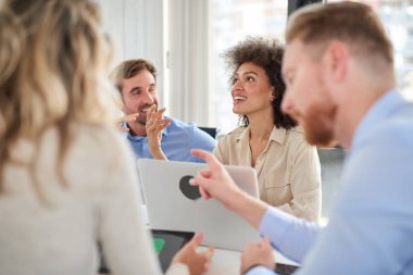 Küçük grup masada oturan ve toplantı olan iş adamları. Çok kültürel grubunu. Karışık ırk kadın tarih seçici odak.