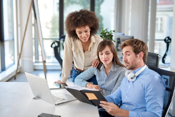 Gündem seyir ve görev atama üç meslektaşları. Çok kültürel grubunu iş adamları.