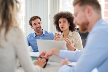 Küçük grup masada oturan ve toplantı olan iş adamları. Çok kültürel grubunu.