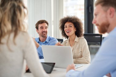 Küçük grup masada oturan ve toplantı olan iş adamları. Çok kültürel grubunu.