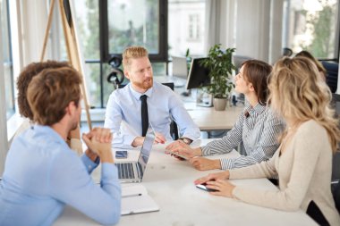 Küçük grup masada oturan ve toplantı olan iş adamları. Çok kültürel grubunu.