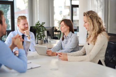 Küçük grup masada oturan ve toplantı olan iş adamları. Çok kültürel grubunu.