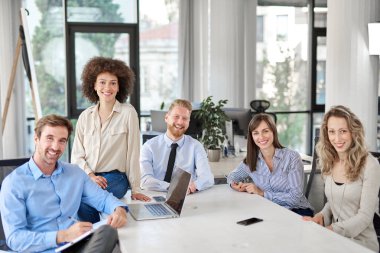 Küçük grup iş adamları ofiste poz. İş kavramı başlatın. Çok etnik grup.