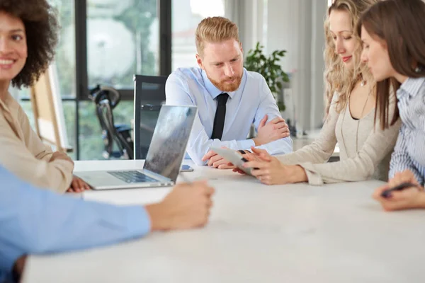 Pequeño Grupo Gente Negocios Sentados Mesa Teniendo Reunión Grupo Multicultural —  Fotos de Stock