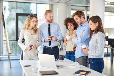 Küçük grup ofiste ayakta ve toplantıda problem çözme iş adamları. Çok kültürel grubunu.