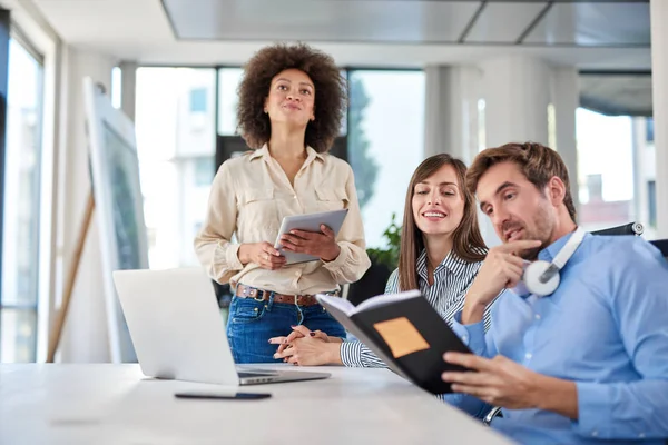 Tres Colegas Mirando Orden Del Día Asignando Tareas Grupo Multicultural — Foto de Stock