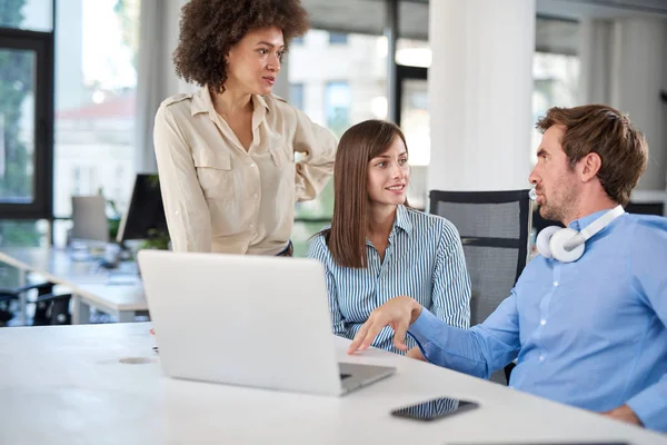 Tre Kolleger Som Chattet Kontoret Skrivebords Laptop Oppstart Forretningskonsept – stockfoto